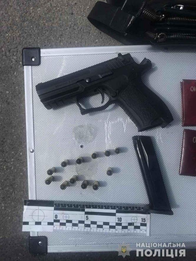 Новини Вінниці - фото з У центрі міста затримали бандитів, які вимагали у фермера 240 тисяч доларів США У центрі міста затримали бандитів, які вимагали у фермера 240 тисяч доларів США, фото №3 на сайті 20minut.ua