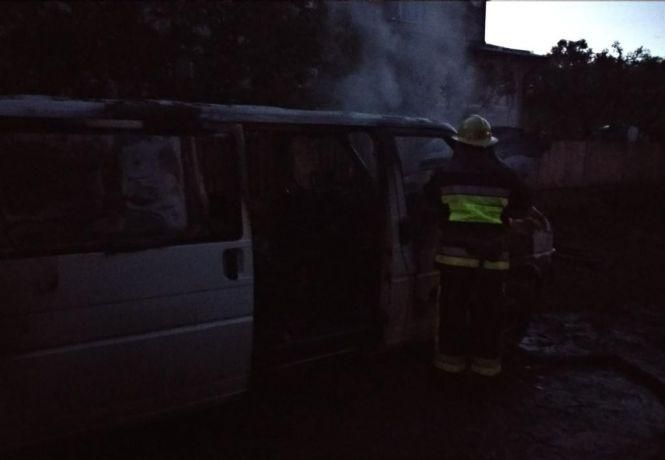 У Ярмолинцях посеред вулиці згорів Volkswagen (ФОТО), фото №1 на сайті vsim.ua