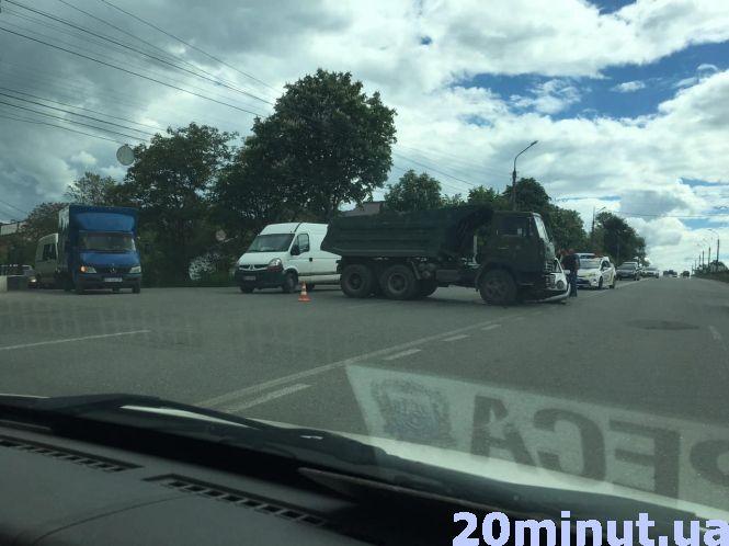 Новини Тернополя - фото з ДТП на Микулинецькій: "КамАЗ", Mercedes і затори ДТП на Микулинецькій: "КамАЗ", Mercedes і затори, фото №1 на сайті 20minut.ua