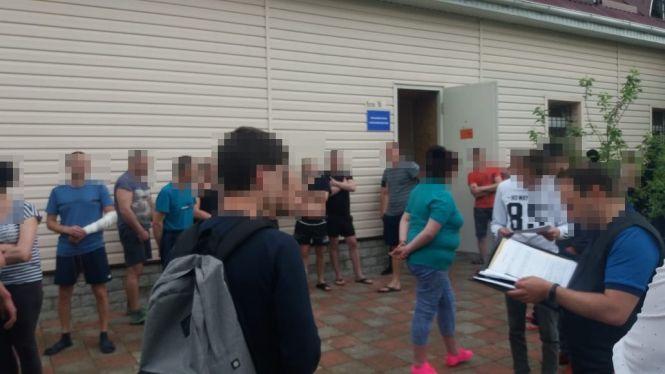 На Житомирщині викрили «липові» тренінг-центри, у яких під виглядом реабілітації від алко- та наркозалежності примусово утримували 80 осіб, фото №2 на сайті 20minut.ua