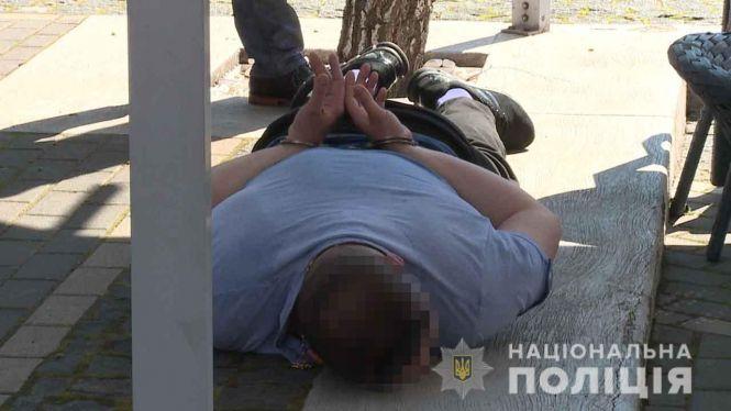 Новини Вінниці - фото з У центрі міста затримали бандитів, які вимагали у фермера 240 тисяч доларів США У центрі міста затримали бандитів, які вимагали у фермера 240 тисяч доларів США, фото №2 на сайті 20minut.ua