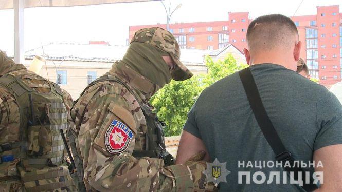 Новини Вінниці - фото з У центрі міста затримали бандитів, які вимагали у фермера 240 тисяч доларів США У центрі міста затримали бандитів, які вимагали у фермера 240 тисяч доларів США, фото №1 на сайті 20minut.ua