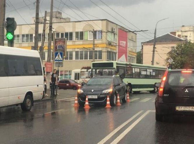 Новини Хмельницького - фото з Біля Юності “Renault” збив людину Біля Юності “Renault” збив людину, фото №2 на сайті vsim.ua