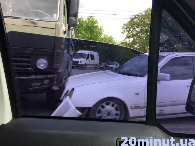 Новини Тернополя - фото з ДТП на Микулинецькій: "КамАЗ", Mercedes і затори ДТП на Микулинецькій: "КамАЗ", Mercedes і затори, фото №2 на сайті 20minut.ua