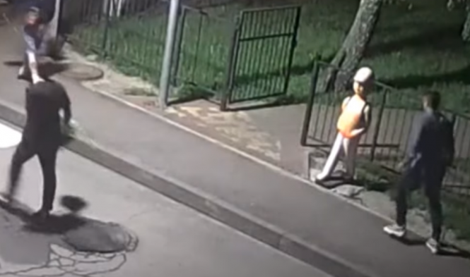 Новини Вінниці - фото з Шукають 9 вінничан, які ламали знаки, виривали кущі та били іграшки біля ROSHEN Шукають 9 вінничан, які ламали знаки, виривали кущі та били іграшки біля ROSHEN, фото №2 на сайті 20minut.ua