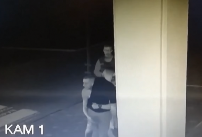 Новини Вінниці - фото з Шукають 9 вінничан, які ламали знаки, виривали кущі та били іграшки біля ROSHEN Шукають 9 вінничан, які ламали знаки, виривали кущі та били іграшки біля ROSHEN, фото №3 на сайті 20minut.ua