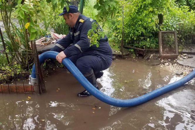 Десяток підтоплених будинків,  дитсадок та школа: наслідки зливи на Хмельниччині, фото №2 на сайті vsim.ua