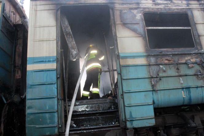 Посеред ночі горіла електричка Волочиськ-Хмельницький (ФОТО, ВІДЕО), фото №2 на сайті vsim.ua