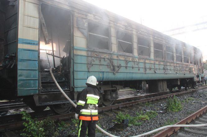 Посеред ночі горіла електричка Волочиськ-Хмельницький (ФОТО, ВІДЕО), фото №3 на сайті vsim.ua
