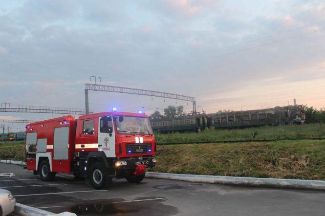 Посеред ночі горіла електричка Волочиськ-Хмельницький (ФОТО, ВІДЕО), фото №1 на сайті vsim.ua