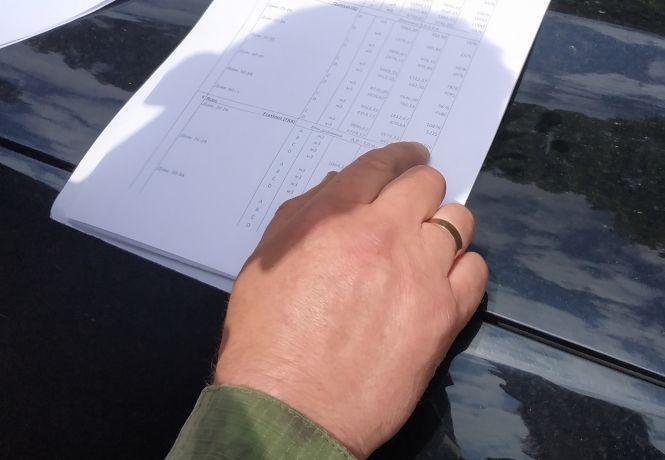 Вблизи пылавшего 2 года тому Калиновского арсенала пилят и вывозят дубы (Фото и Видео)