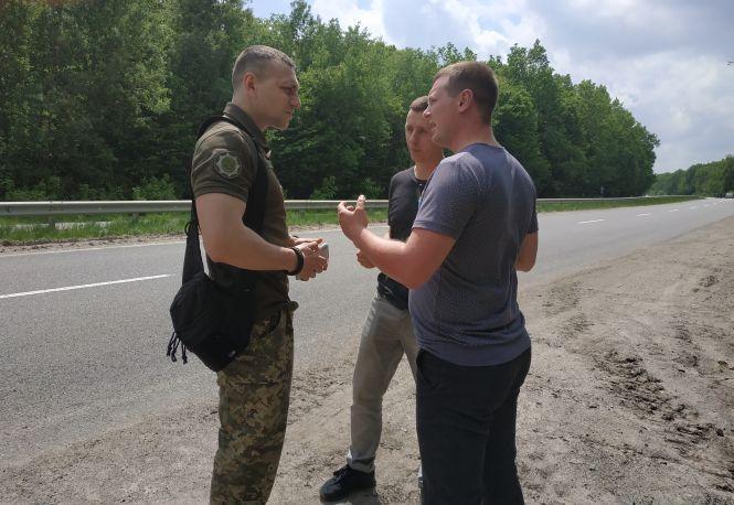 Вблизи пылавшего 2 года тому Калиновского арсенала пилят и вывозят дубы (Фото и Видео)