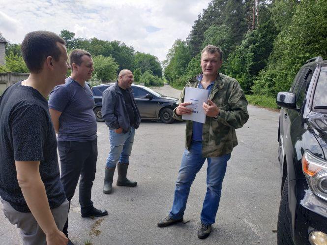 Вблизи пылавшего 2 года тому Калиновского арсенала пилят и вывозят дубы (Фото и Видео)