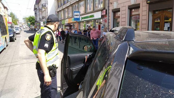 Новини Тернополя - фото з На Руській збили пішохода. На місці поліція та швидка (оновлено) На Руській збили пішохода. На місці поліція та швидка (оновлено), фото №3 на сайті 20minut.ua