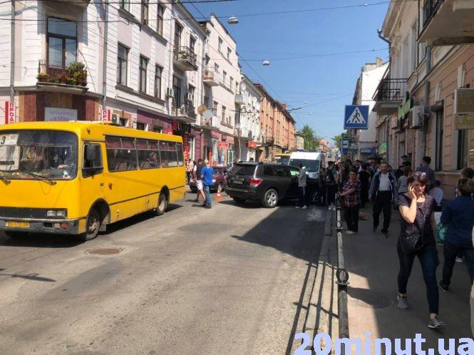 Новини Тернополя - фото з На Руській збили пішохода. На місці поліція та швидка (оновлено) На Руській збили пішохода. На місці поліція та швидка (оновлено), фото №4 на сайті 20minut.ua