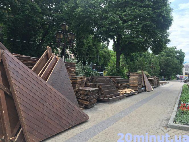 Новини Тернополя - фото з Фото дня: у Центрі демонтували частину зимового містечка Фото дня: у Центрі демонтували частину зимового містечка, фото №1 на сайті 20minut.ua