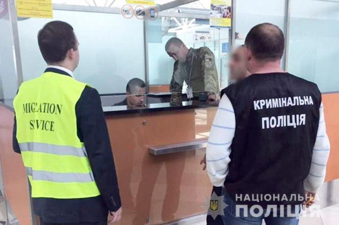 Новини Хмельницького - фото з Чоловіка, який нелегально жив на Хмельниччині, депортували з країни Чоловіка, який нелегально жив на Хмельниччині, депортували з країни, фото №2 на сайті vsim.ua