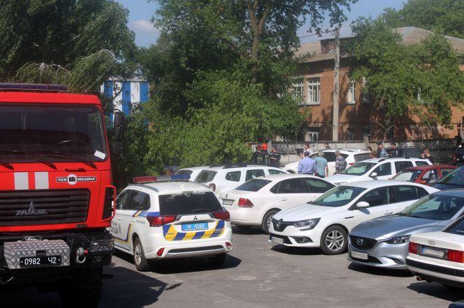 Новини Хмельницького - фото з У Хмельницькому дерево впало на припарковані автомобілі (ФОТО, ВІДЕО) У Хмельницькому дерево впало на припарковані автомобілі (ФОТО, ВІДЕО), фото №1 на сайті vsim.ua