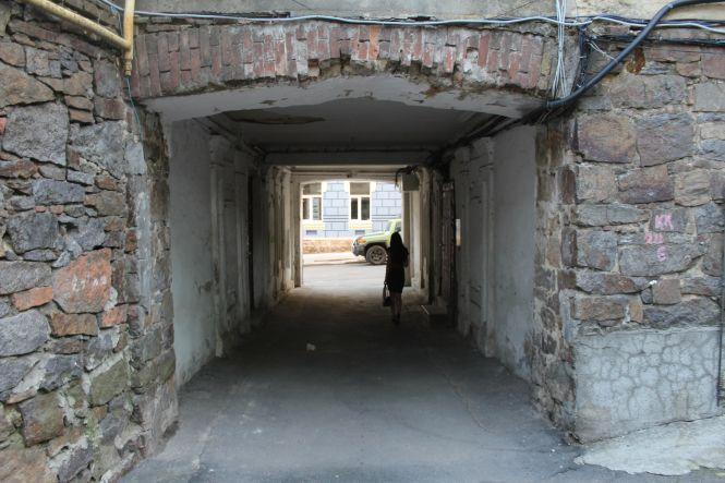 Стали известны условия, по которым жильцам дома около Макдональдса в центре Винницы отремонтируют фасад (Фото)