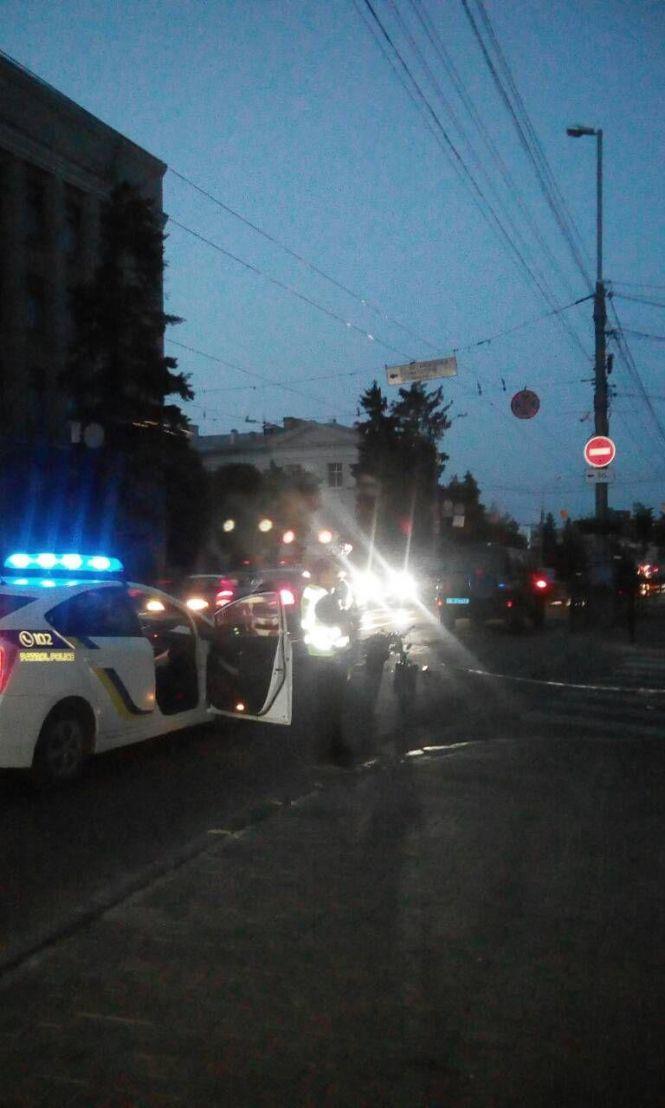 Новини Вінниці - фото з ДТП на Соборній: водій “Опеля» збив мотоцикліста. Відео та фото з місця ДТП на Соборній: водій “Опеля» збив мотоцикліста. Відео та фото з місця, фото №2 на сайті 20minut.ua