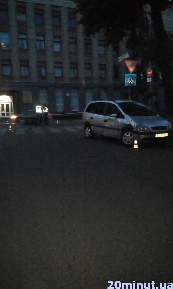 Новини Вінниці - фото з ДТП на Соборній: водій “Опеля» збив мотоцикліста. Відео та фото з місця ДТП на Соборній: водій “Опеля» збив мотоцикліста. Відео та фото з місця, фото №6 на сайті 20minut.ua