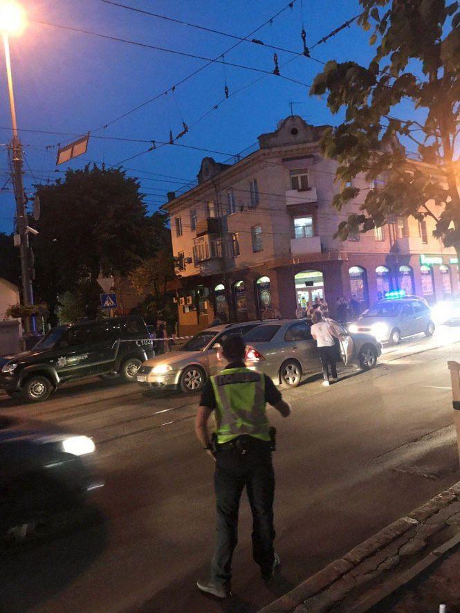 Новини Вінниці - фото з ДТП на Соборній: водій “Опеля» збив мотоцикліста. Відео та фото з місця ДТП на Соборній: водій “Опеля» збив мотоцикліста. Відео та фото з місця, фото №8 на сайті 20minut.ua