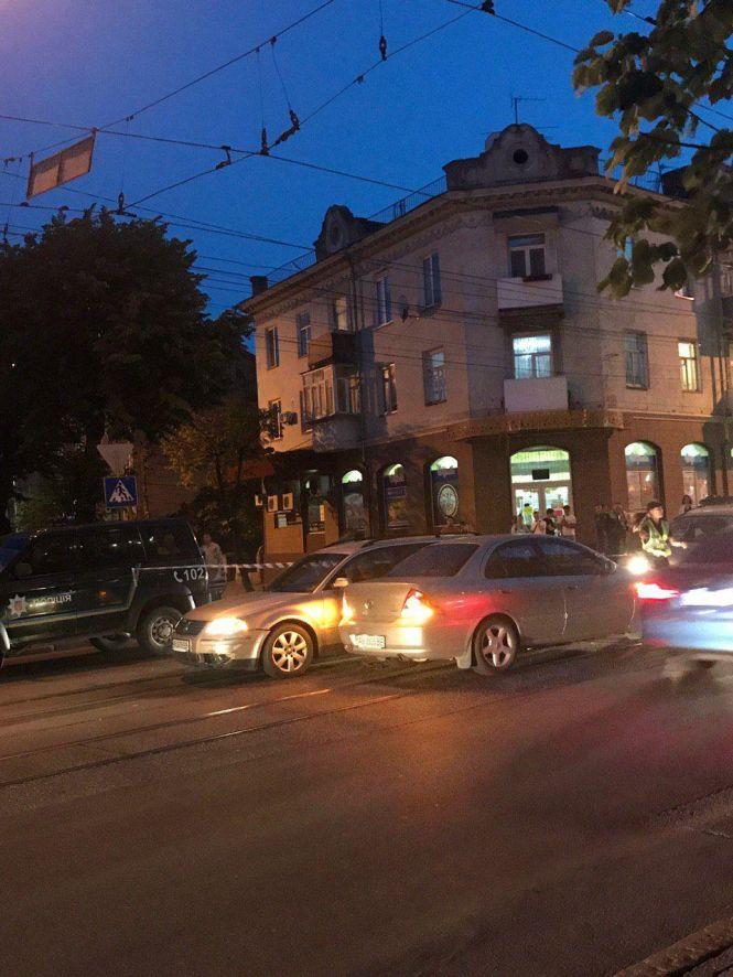 Новини Вінниці - фото з ДТП на Соборній: водій “Опеля» збив мотоцикліста. Відео та фото з місця ДТП на Соборній: водій “Опеля» збив мотоцикліста. Відео та фото з місця, фото №7 на сайті 20minut.ua