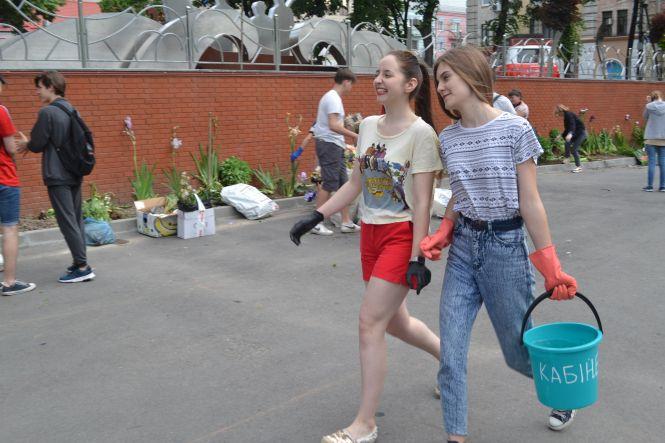 Новини Вінниці - фото з Замість кульок – квіти. Як випускники 17-ї гімназії підтримали екологічний флешмоб Замість кульок – квіти. Як випускники 17-ї гімназії підтримали екологічний флешмоб, фото №5 на сайті 20minut.ua