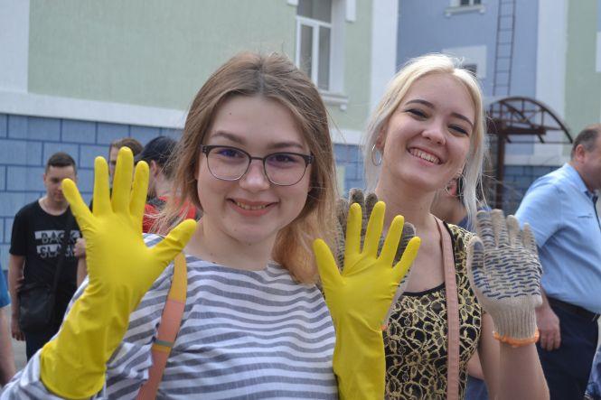 Новини Вінниці - фото з Замість кульок – квіти. Як випускники 17-ї гімназії підтримали екологічний флешмоб Замість кульок – квіти. Як випускники 17-ї гімназії підтримали екологічний флешмоб, фото №3 на сайті 20minut.ua