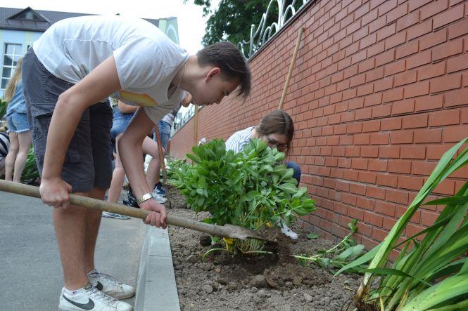 Новини Вінниці - фото з Замість кульок – квіти. Як випускники 17-ї гімназії підтримали екологічний флешмоб Замість кульок – квіти. Як випускники 17-ї гімназії підтримали екологічний флешмоб, фото №2 на сайті 20minut.ua