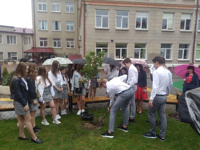 Новини Тернополя - фото з «Ековипускні» у Тернополі: чому варто відмовитися від повітряних кульок на останній дзвоник «Ековипускні» у Тернополі: чому варто відмовитися від повітряних кульок на останній дзвоник, фото №1 на сайті 20minut.ua