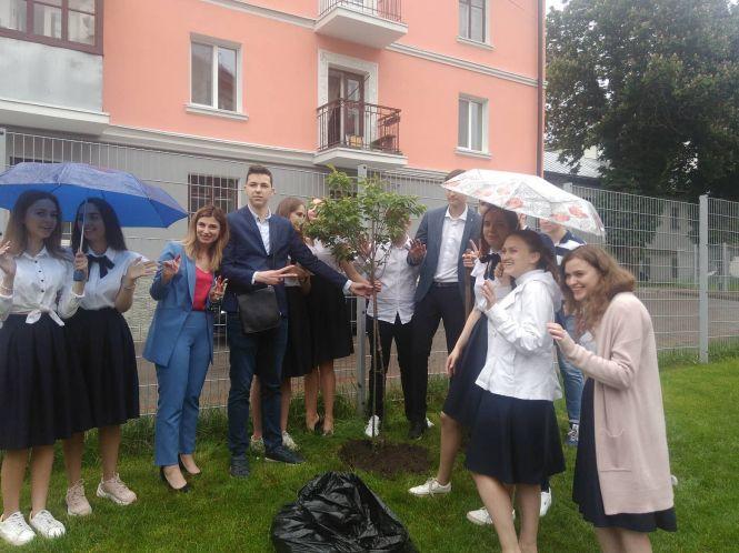 Новини Тернополя - фото з «Ековипускні» у Тернополі: чому варто відмовитися від повітряних кульок на останній дзвоник «Ековипускні» у Тернополі: чому варто відмовитися від повітряних кульок на останній дзвоник, фото №2 на сайті 20minut.ua