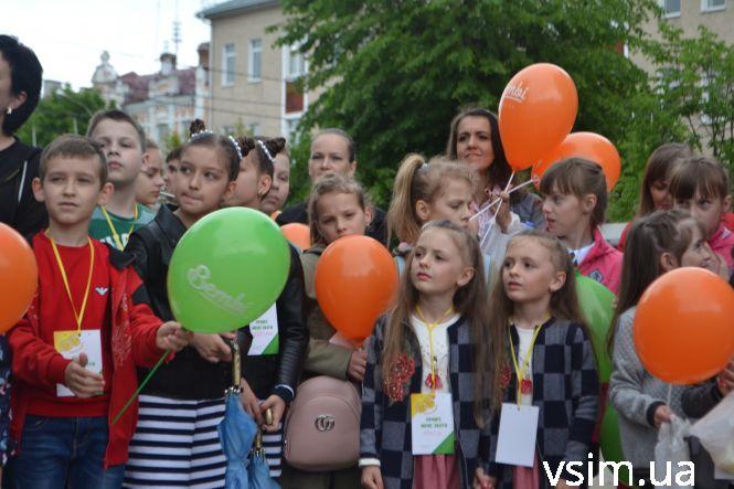 Новини Хмельницького - фото з У Хмельницькому пройшов восьмий парад близнят (ФОТО, ВІДЕО) У Хмельницькому пройшов восьмий парад близнят (ФОТО, ВІДЕО), фото №17 на сайті vsim.ua