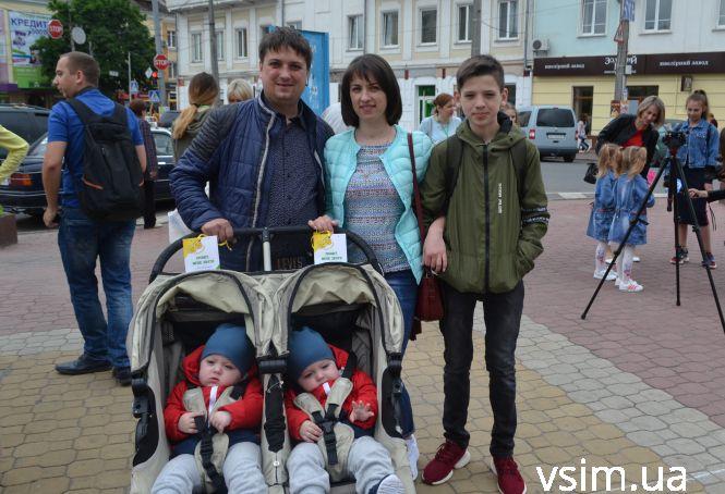 Новини Хмельницького - фото з У Хмельницькому пройшов восьмий парад близнят (ФОТО, ВІДЕО) У Хмельницькому пройшов восьмий парад близнят (ФОТО, ВІДЕО), фото №1 на сайті vsim.ua