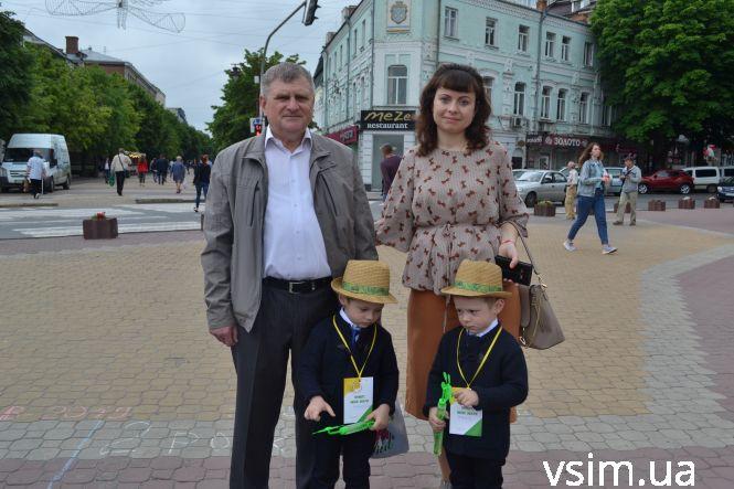 Новини Хмельницького - фото з У Хмельницькому пройшов восьмий парад близнят (ФОТО, ВІДЕО) У Хмельницькому пройшов восьмий парад близнят (ФОТО, ВІДЕО), фото №2 на сайті vsim.ua
