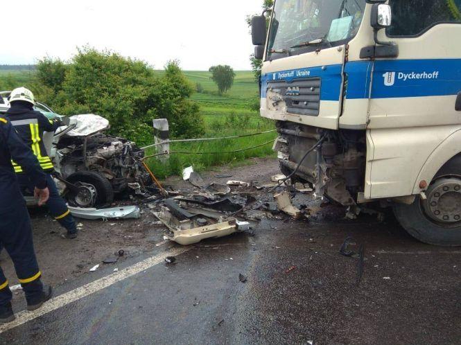 Новини Тернополя - фото з Іномарка влетіла у вантажівку: вже четверо загиблих, ще один в реанімації (оновлено) Іномарка влетіла у вантажівку: вже четверо загиблих, ще один в реанімації (оновлено), фото №1 на сайті 20minut.ua
