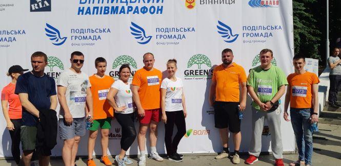 Однакові футболки, мета і дух: як бігли команди Вінницького напівмарафону?, фото №1 на сайті 20minut.ua