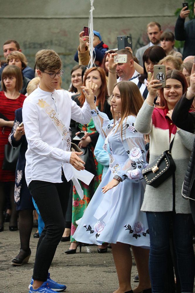 Останній дзвоник у школах Тернополя. Шукайте своїх дітей, фото №8 на сайті 20minut.ua