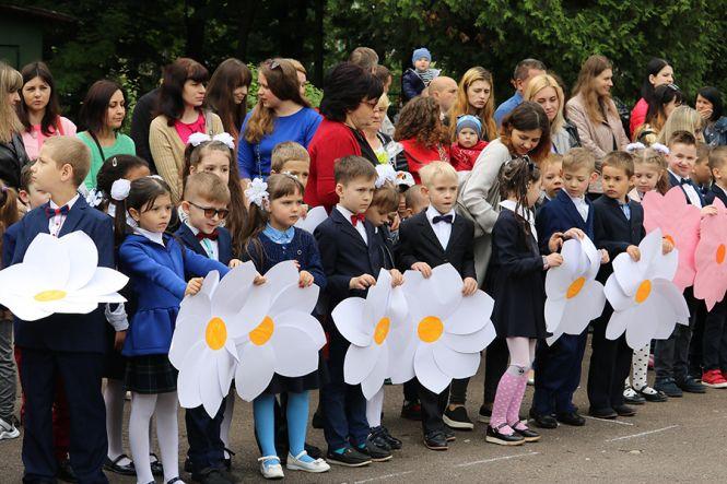 Останній дзвоник у школах Тернополя. Шукайте своїх дітей, фото №7 на сайті 20minut.ua