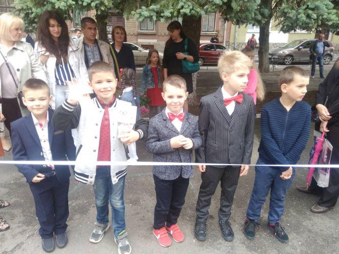 Останній дзвоник у школах Тернополя. Шукайте своїх дітей, фото №13 на сайті 20minut.ua