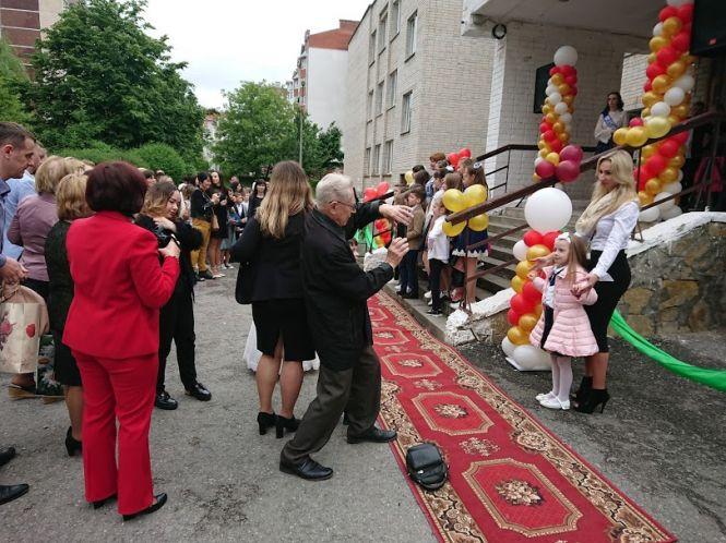 Останній дзвоник у школах Тернополя. Шукайте своїх дітей, фото №23 на сайті 20minut.ua