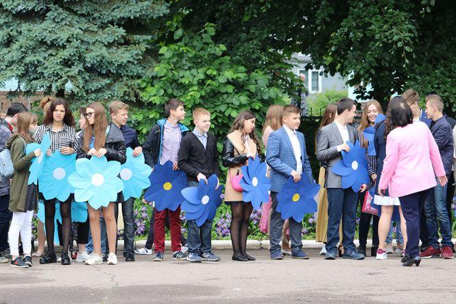 Останній дзвоник у школах Тернополя. Шукайте своїх дітей, фото №5 на сайті 20minut.ua