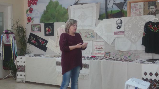 Новини Тернополя - фото з Лідія Романчук вишивала хіругрічним шовком на чоному сукні з шинелей наглядачок Лідія Романчук вишивала хіругрічним шовком на чоному сукні з шинелей наглядачок, фото №2 на сайті 20minut.ua