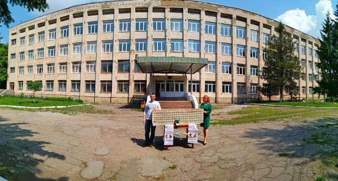 Жителька Тернопільщини створила з паперу точну копію місцевої школи, фото №1 на сайті 20minut.ua