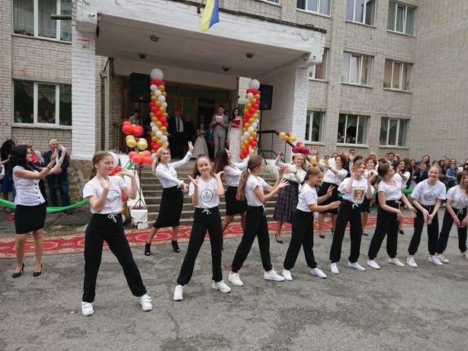 Останній дзвоник у школах Тернополя. Шукайте своїх дітей, фото №20 на сайті 20minut.ua