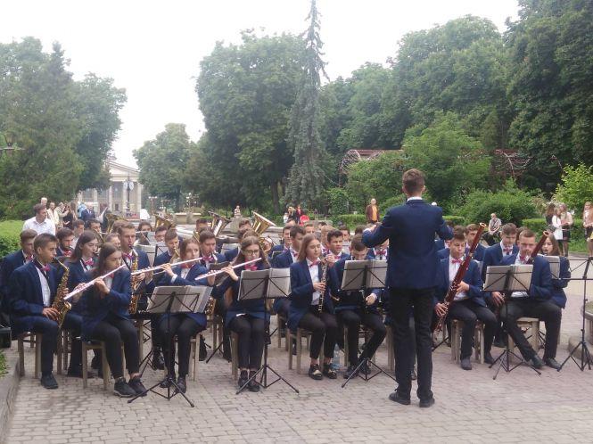 Останній дзвоник у школах Тернополя. Шукайте своїх дітей, фото №11 на сайті 20minut.ua