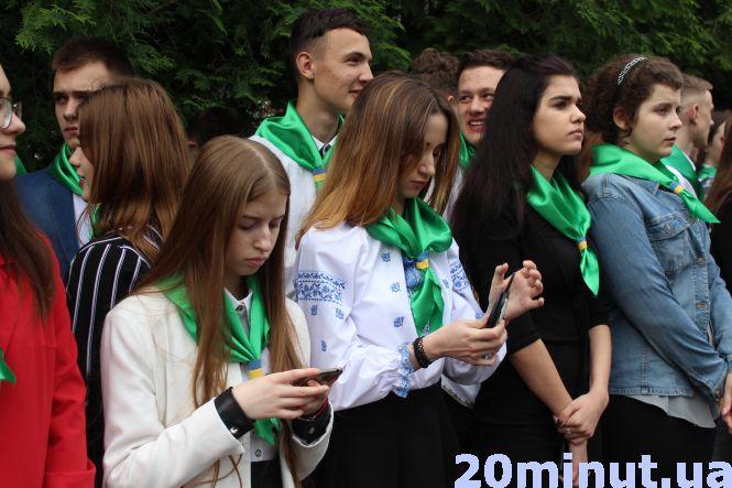 Останній дзвоник у школах Тернополя. Шукайте своїх дітей, фото №10 на сайті 20minut.ua