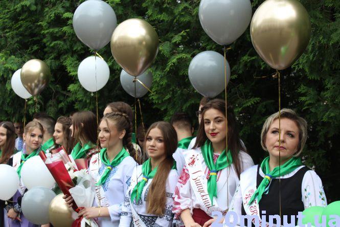 Останній дзвоник у школах Тернополя. Шукайте своїх дітей, фото №9 на сайті 20minut.ua