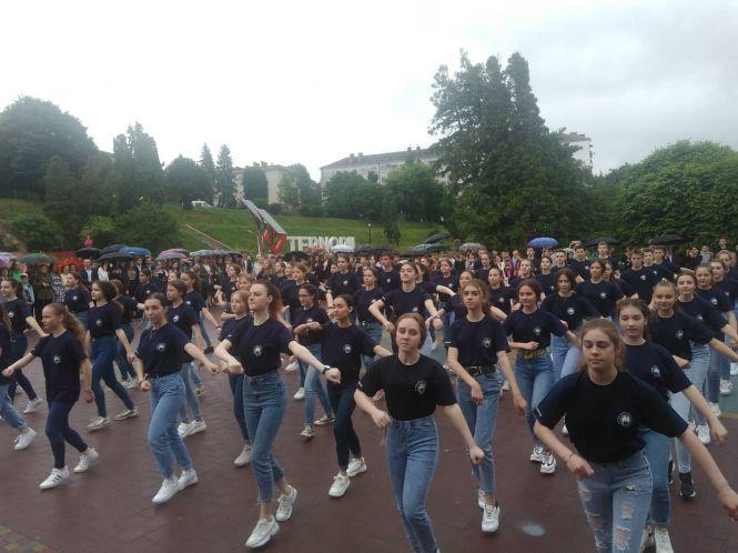 Останній дзвоник у школах Тернополя. Шукайте своїх дітей, фото №18 на сайті 20minut.ua