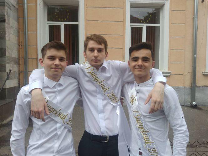 Останній дзвоник у школах Тернополя. Шукайте своїх дітей, фото №15 на сайті 20minut.ua